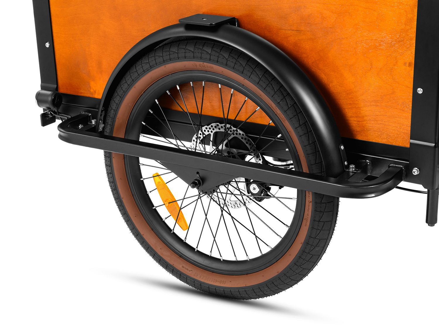 tires of the E-325 electric cargo bike